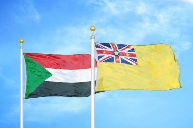 Sudan ve Niue bayrak direkleri üzerinde iki bayrak ve mavi bulutlu arka plan