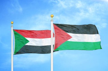 Sudan ve Filistin bayrak direkleri ve mavi bulutlu arka planda iki bayrak