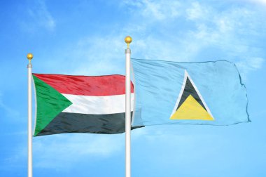 Sudan ve Saint Lucia bayrak direkleri ve mavi bulutlu arka planda iki bayrak