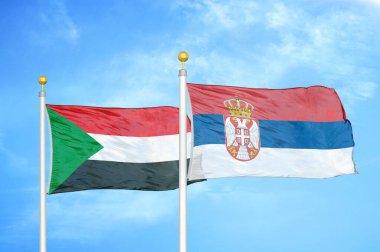 Sudan ve Sırbistan bayrak direkleri ve mavi bulutlu arka planda iki bayrak