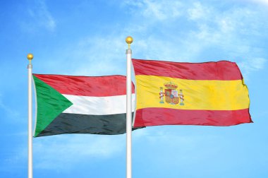 Sudan ve İspanya bayrak direkleri ve mavi bulutlu arka planda iki bayrak