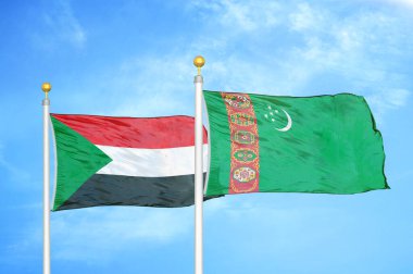 Sudan ve Türkmenistan bayrak direkleri ve mavi bulutlu arka planda iki bayrak