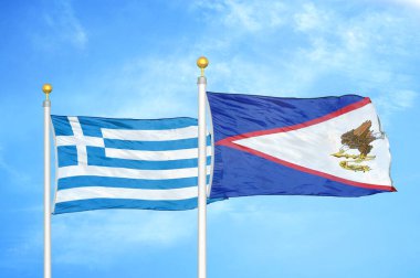 Yunanistan ve Amerikan Samoası bayrak direkleri ve mavi bulutlu arka planda iki bayrak