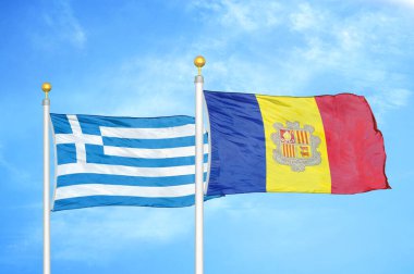Yunanistan ve Andorra bayrak direkleri ve mavi bulutlu arka planda iki bayrak