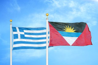 Yunanistan, Antigua ve Barbuda bayrak direkleri ve mavi bulutlu arka planda iki bayrak