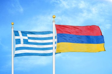 Yunanistan ve Ermenistan bayrak direkleri ve mavi bulutlu arka planda iki bayrak
