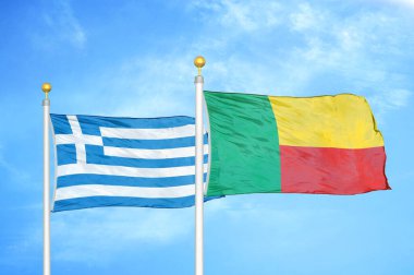 Yunanistan ve Benin bayrak direkleri ve mavi bulutlu arka planda iki bayrak
