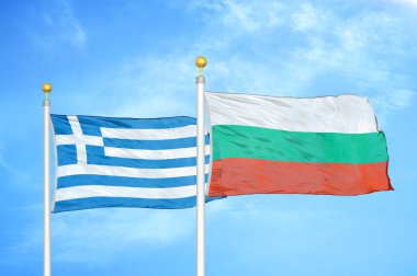 Yunanistan ve Bulgaristan bayrak direkleri ve mavi bulutlu arka planda iki bayrak