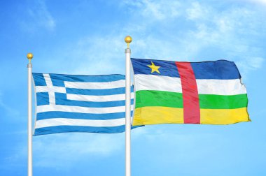 Yunanistan ve Orta Afrika Cumhuriyeti bayrak direkleri ve mavi bulutlu arka planda iki bayrak