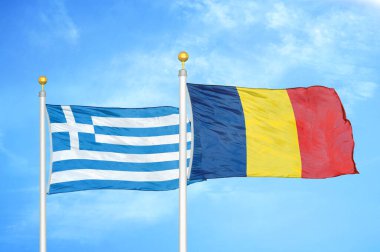Yunanistan ve Çad bayrak direkleri ve mavi bulutlu arka planda iki bayrak