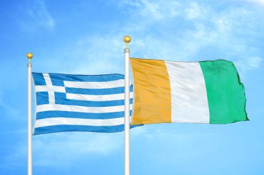 Yunanistan ve Fildişi Fildişi Sahilleri bayrak direkleri ve mavi bulutlu arka planda iki bayrak