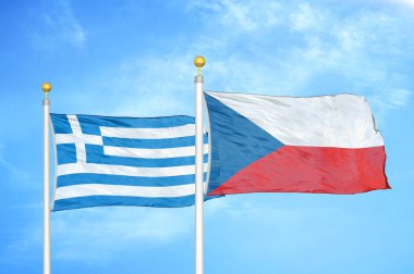 Yunanistan ve Çek Cumhuriyeti bayrak direkleri ve mavi bulutlu arka planda iki bayrak