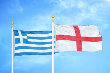 Yunanistan ve İngiltere bayrak direkleri ve mavi bulutlu arka planda iki bayrak