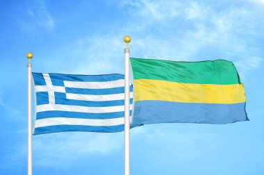 Yunanistan ve Gabon bayrak direkleri ve mavi bulutlu arka planda iki bayrak