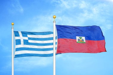 Yunanistan ve Haiti bayrak direkleri ve mavi bulutlu arka planda iki bayrak
