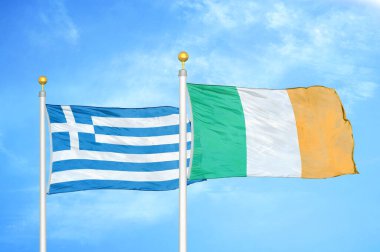 Yunanistan ve İrlanda bayrak direkleri ve mavi bulutlu arka planda iki bayrak