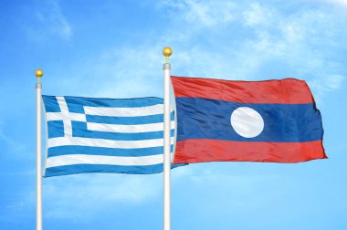 Yunanistan ve Laos bayrak direkleri ve mavi bulutlu arka planda iki bayrak
