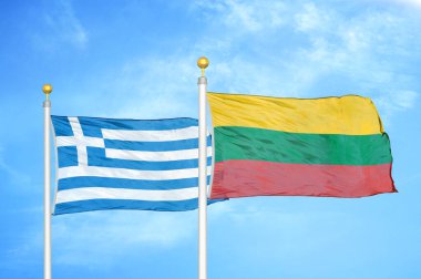 Yunanistan ve Litvanya bayrak direkleri ve mavi bulutlu arka planda iki bayrak