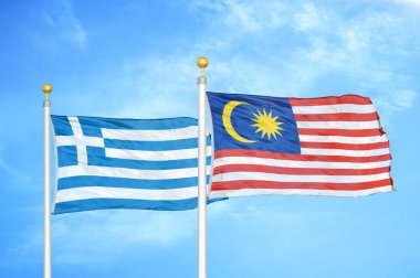 Yunanistan ve Malezya bayrak direkleri ve mavi bulutlu arka planda iki bayrak