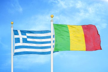Yunanistan ve Mali bayrak direkleri ve mavi bulutlu arka planda iki bayrak