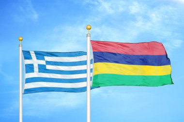Yunanistan ve Mauritius bayrak direkleri ve mavi bulutlu arka planda iki bayrak