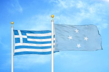 Yunanistan ve Mikronezya bayrak direkleri ve mavi bulutlu arka planda iki bayrak