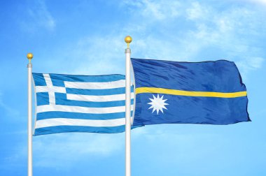 Yunanistan ve Nauru bayrak direkleri ve mavi bulutlu arka planda iki bayrak