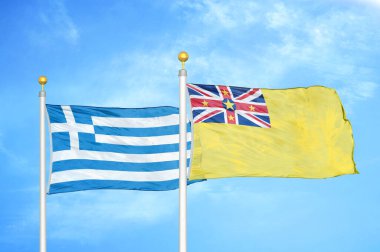 Yunanistan ve Niue bayrak direkleri ve mavi bulutlu arka planda iki bayrak