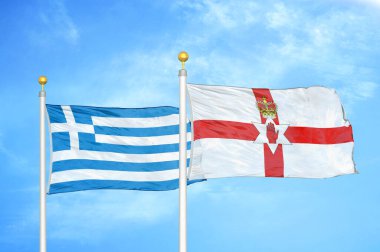 Yunanistan ve Kuzey İrlanda bayrak direkleri ve mavi bulutlu arka planda iki bayrak