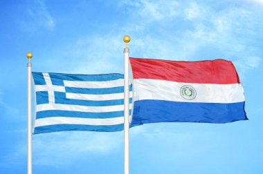 Yunanistan ve Paraguay bayrak direkleri ve mavi bulutlu arka planda iki bayrak