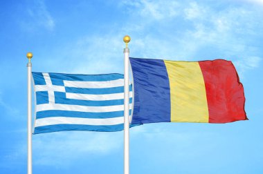 Yunanistan ve Romanya bayrak direkleri ve mavi bulutlu arka planda iki bayrak