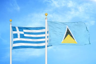 Yunanistan ve Saint Lucia bayrak direkleri ve mavi bulutlu arka planda iki bayrak