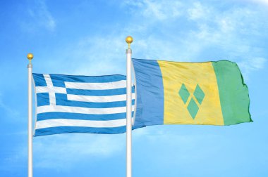 Yunanistan ve Saint Vincent ve Grenadines bayrak direkleri ve mavi bulutlu arka planda iki bayrak