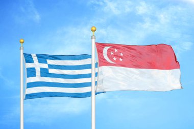 Yunanistan ve Singapur bayrak direkleri ve mavi bulutlu arka planda iki bayrak