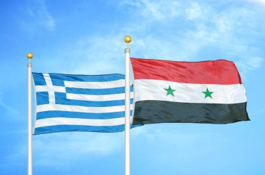 Yunanistan ve Suriye bayrak direkleri ve mavi bulutlu arka planda iki bayrak
