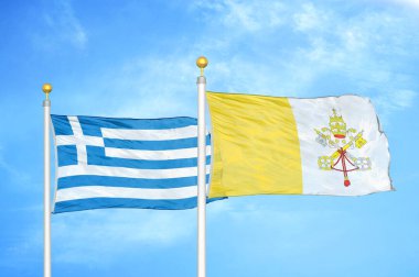 Yunanistan ve Vatikan bayrak direkleri ve mavi bulutlu arka plan üzerinde iki bayrak