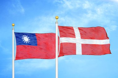 Tayvan ve Danimarka bayrak direkleri ve mavi bulutlu arka planda iki bayrak