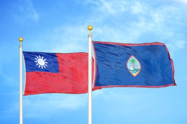 Tayvan ve Guam bayrak direkleri ve mavi bulutlu arka planda iki bayrak