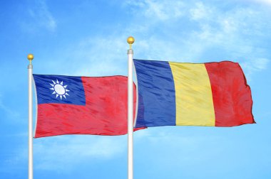 Tayvan ve Romanya bayrak direkleri ve mavi bulutlu arka planda iki bayrak