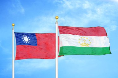 Tayvan ve Tacikistan bayrak direkleri üzerinde iki bayrak ve mavi bulutlu arka plan