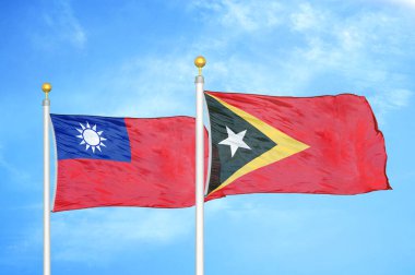 Tayvan ve Timor-Leste Doğu Timor bayrak direkleri üzerinde iki bayrak ve mavi bulutlu arka plan