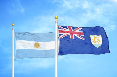 Arjantin ve Anguilla bayrak direkleri ve mavi bulutlu arka planda iki bayrak