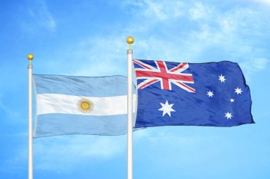 Arjantin ve Avustralya bayrak direkleri ve mavi bulutlu arka planda iki bayrak