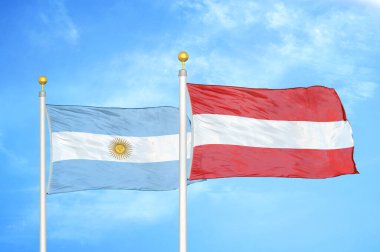 Arjantin ve Avusturya bayrak direkleri ve mavi bulutlu arka planda iki bayrak