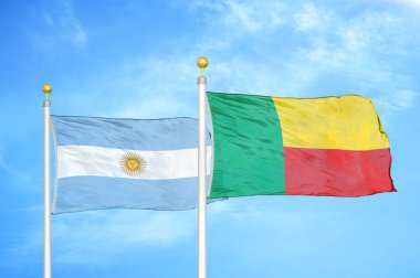 Arjantin ve Benin bayrak direkleri üzerinde iki bayrak ve mavi bulutlu arka plan