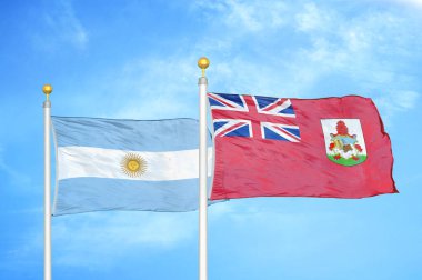 Arjantin ve Bermuda bayrak direkleri ve mavi bulutlu arka planda iki bayrak