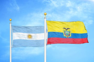 Arjantin ve Ekvador bayrak direkleri ve mavi bulutlu arka planda iki bayrak