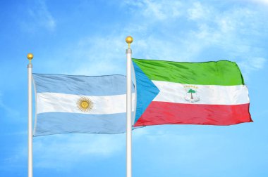 Arjantin ve Ekvator Ginesi bayrak direkleri üzerinde iki bayrak ve mavi bulutlu gökyüzü arka planı