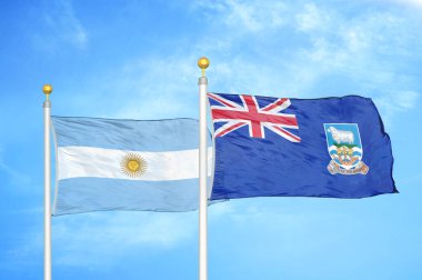 Arjantin ve Falkland Adaları bayrak direkleri ve mavi bulutlu arka planda iki bayrak