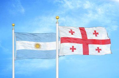 Arjantin ve Gürcistan bayrak direkleri ve mavi bulutlu arka planda iki bayrak